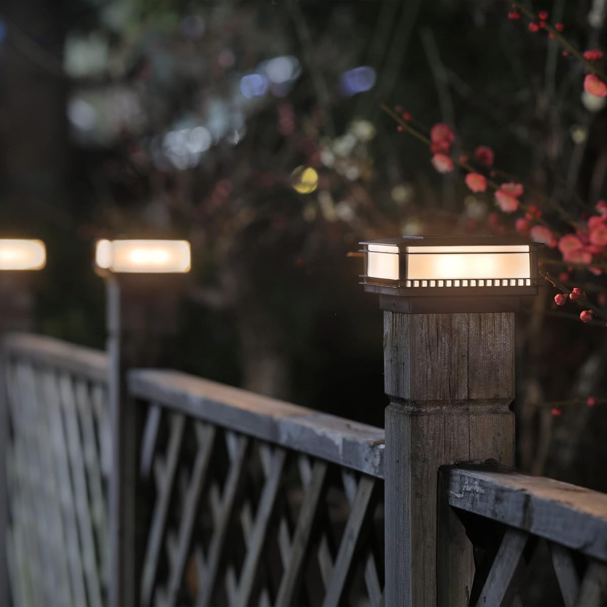 Dynaming 6 Pack Solar Post Cap Lights Outdoor, Classic Solar Powered Fence, High Brightness Warm White SMD LED Lighting Decor for Garden Deck Patio, Fit 4x4, 5x5 or 6x6 Wooden Posts - imagen de detalle 3